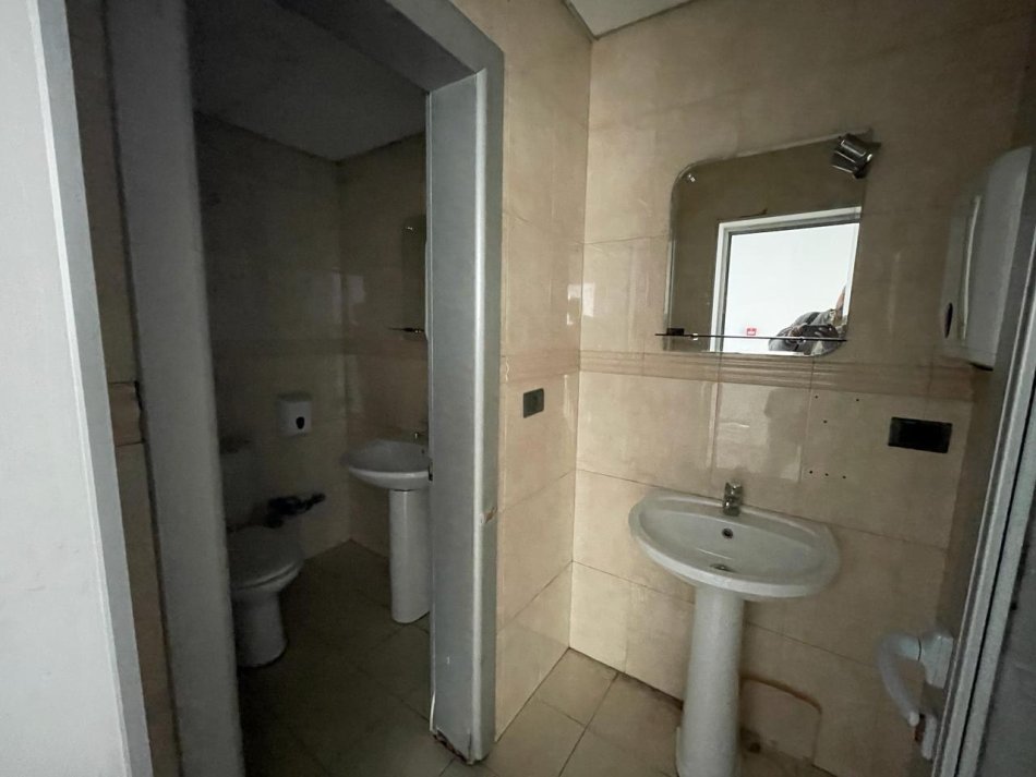 Qera, Ambient, Rruga Bardhyl, Tiranë - 1690€ | 141m²