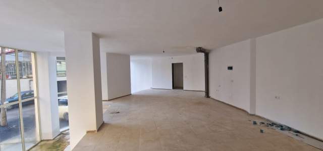 Tirane, jepet me qera ambjent biznesi Kati 0, 1.235 m² 800 Euro (Brraka)