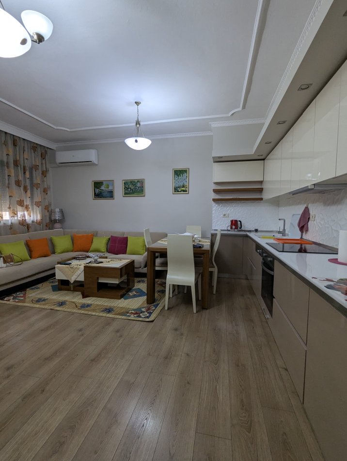Tirane, jepet me qera apartament 2+1+Ballkon Kati 5, 97 m² 550 € (Don Bosko)