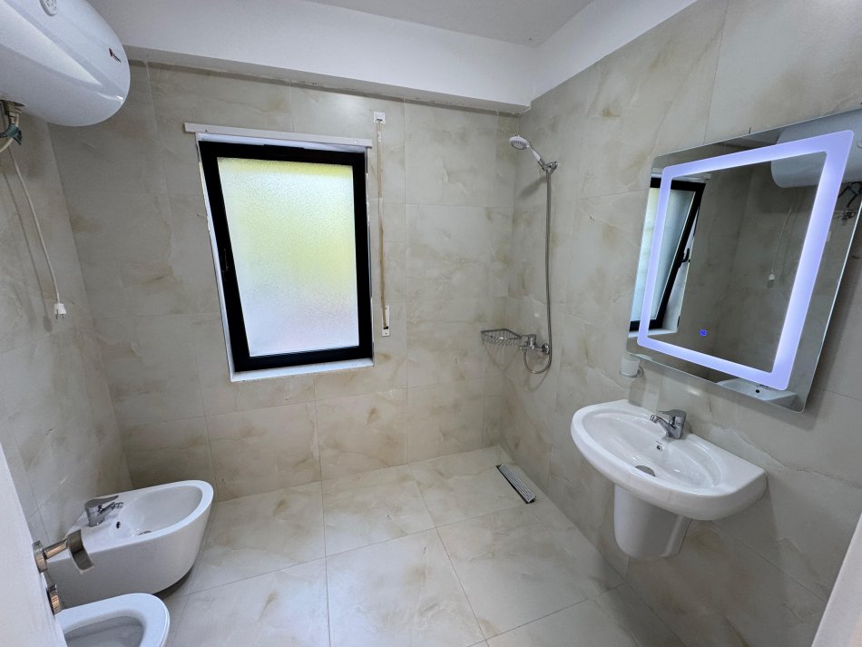 Tirane, jepet me qera apartament 2+1+Ballkon Kati 1, 170 m² 1.000 € (kodra e diellit)