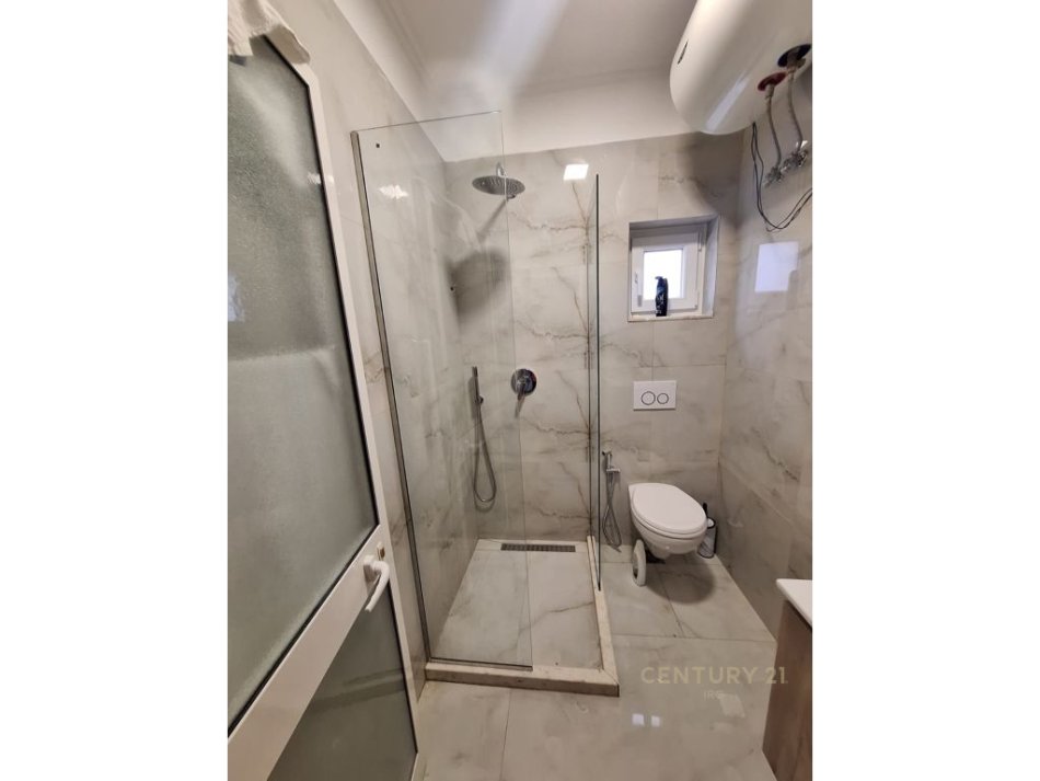 Tirane, shitet Kati 2, 95 m² 183.000 € (shiten 2 garsoniere se bashku, Rruga e Durresit)