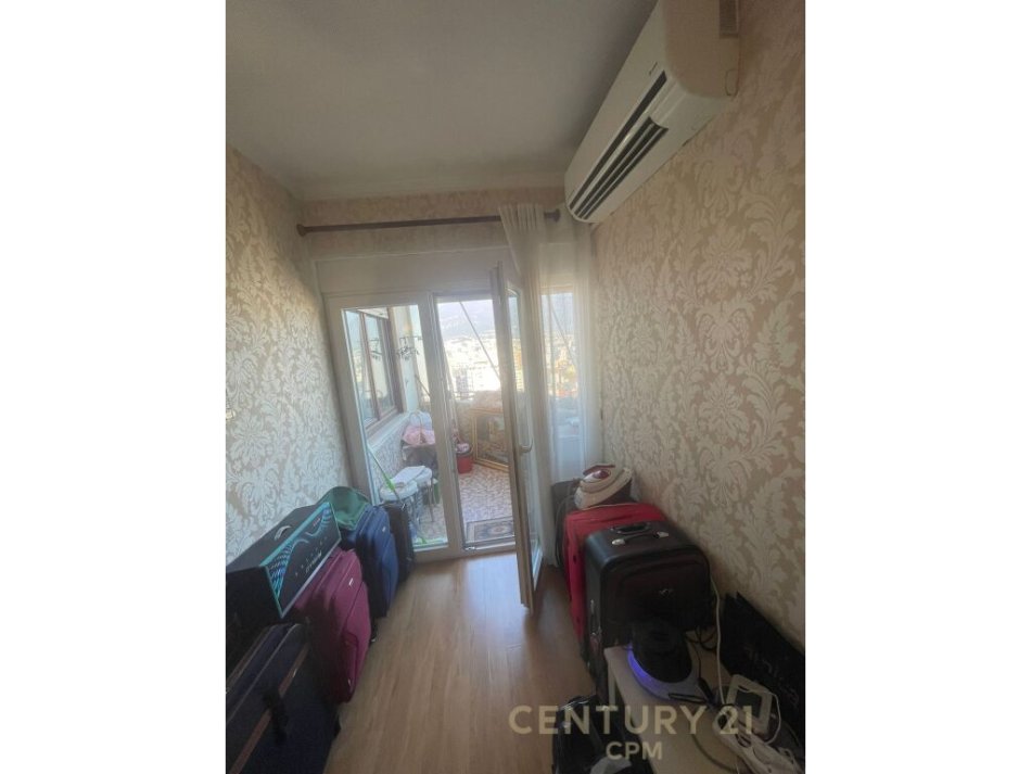 Tirane, shitet apartament 1+1+Ballkon Kati 15, 157.000 € (ne qender te Tiranes, tek 9 kateshet, pallat me ashensor)
