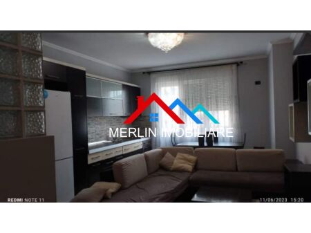 Tirane, jepet me qera apartament 1+1 Kati 5, 90 m² 850 € (Sheshi Willson)