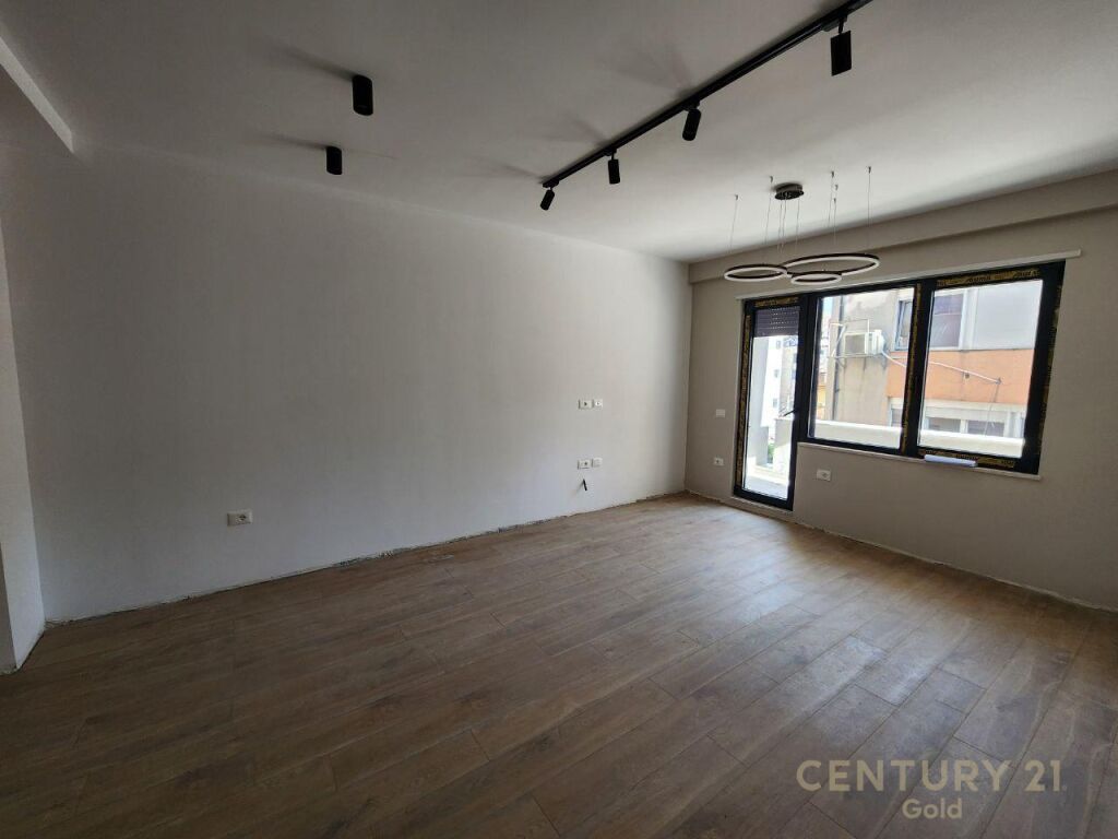 APARTAMENT 2+1+2+Verande TEK PAZARI I RI ,240 000 euro