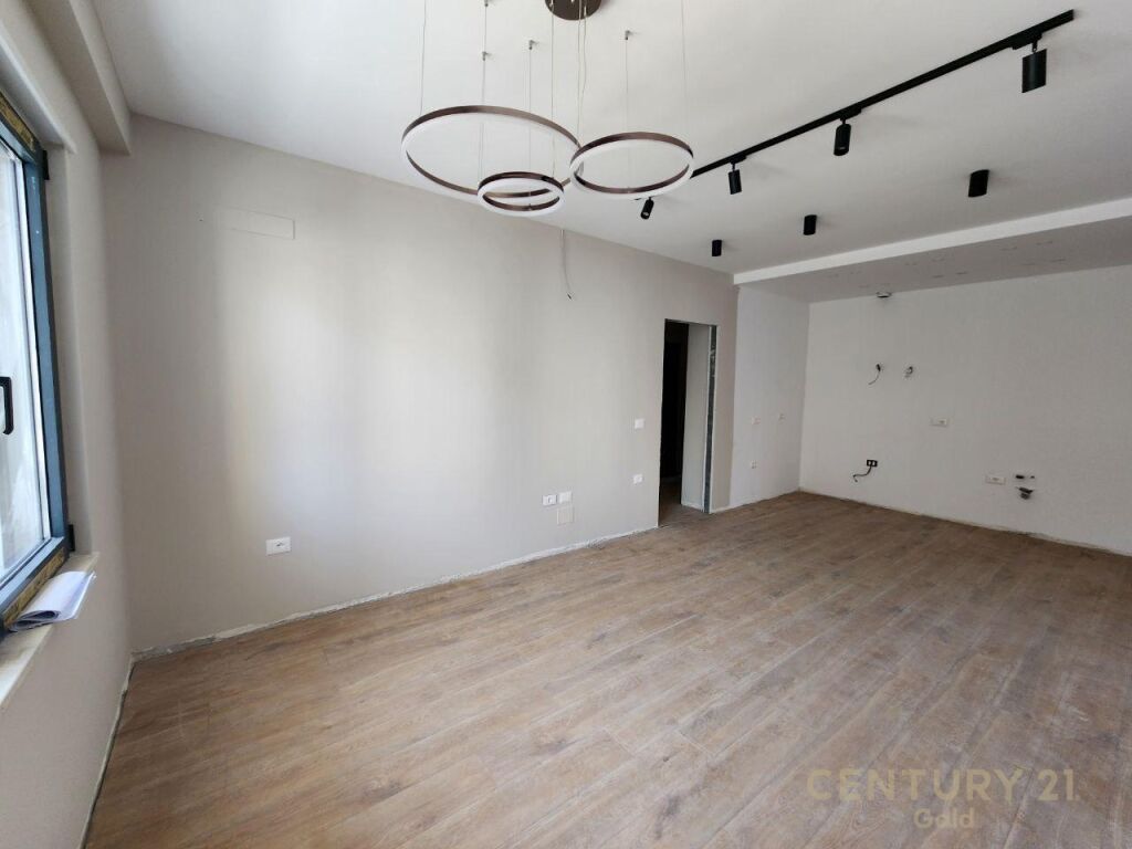 APARTAMENT 2+1+2+Verande TEK PAZARI I RI ,240 000 euro