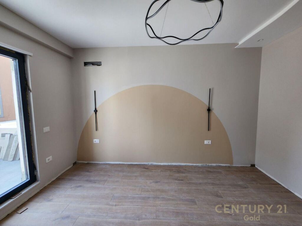 PAZARI I RI, SHITET APARTAMENT 2+1+2+VERANDE!!