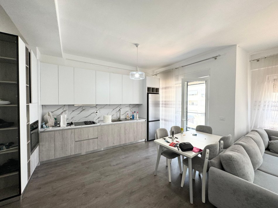 Tirane, jepet me qera apartament 2+1 Kati 4, 85 m² 700 € (21 dhjetori)