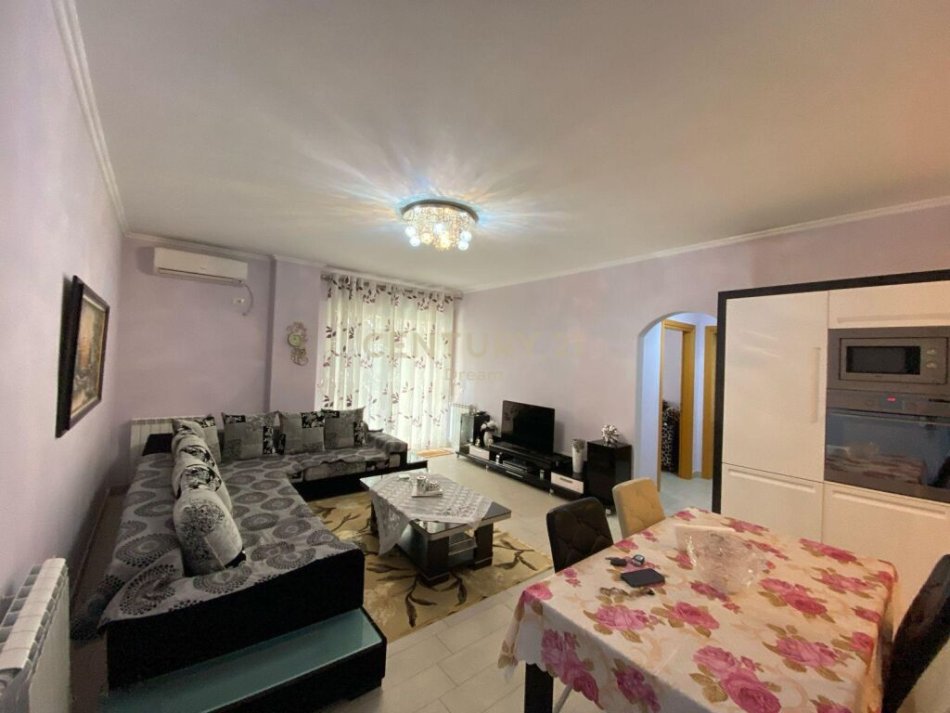 Tirane, shitet apartament 2+1, , (Fresk)