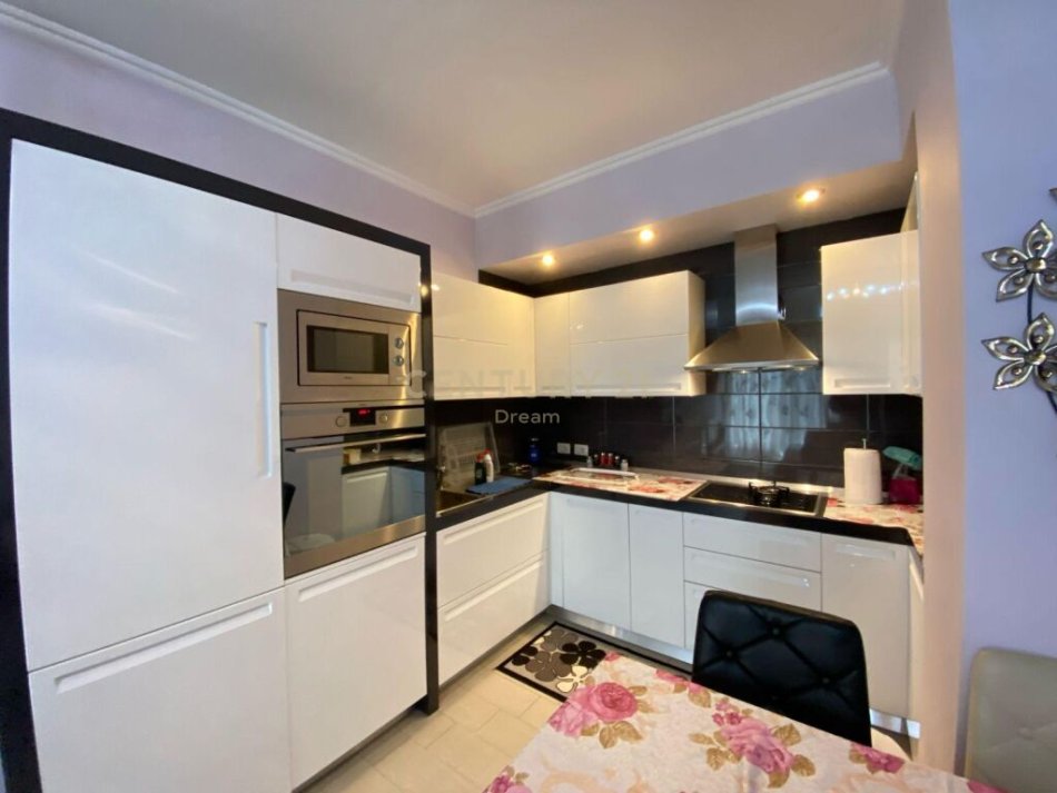 Tirane, shitet apartament 2+1, , (Fresk)
