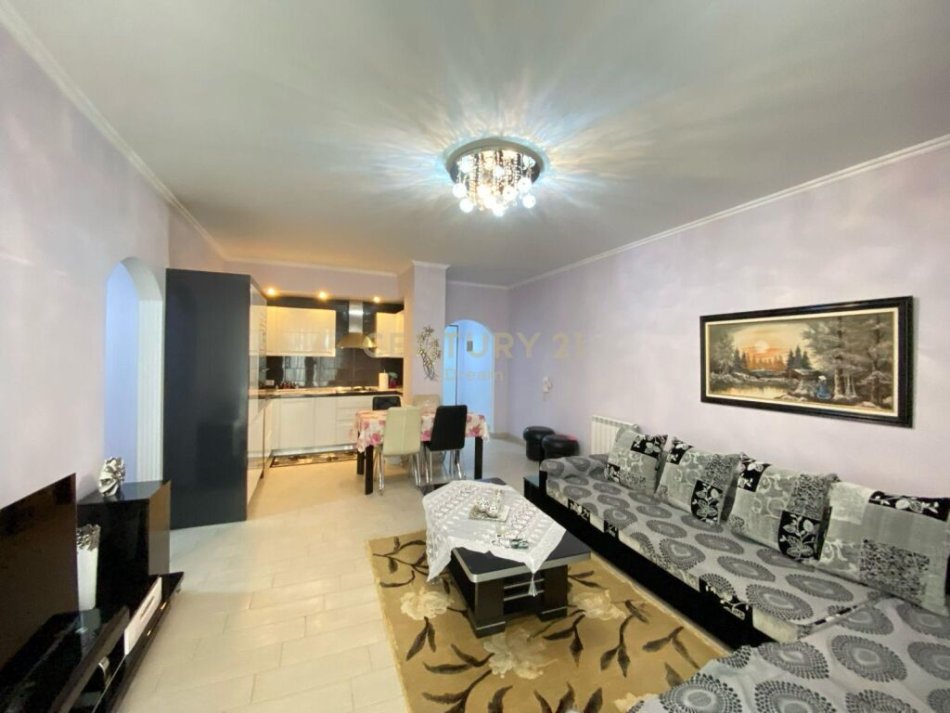 Tirane, shitet apartament 2+1, , (Fresk)