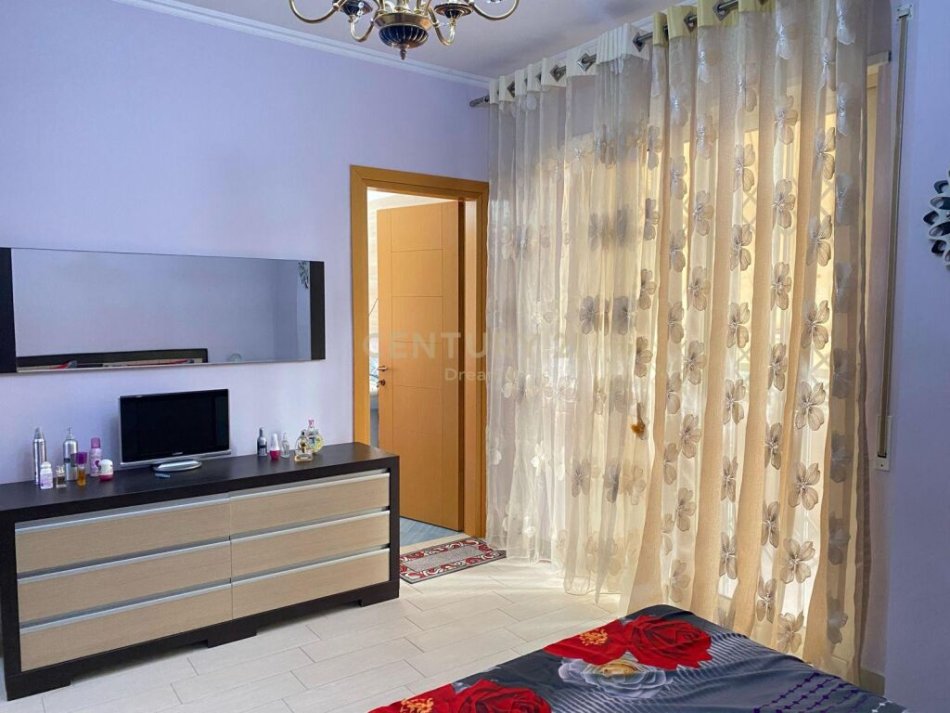 Tirane, shitet apartament 2+1, , (Fresk)