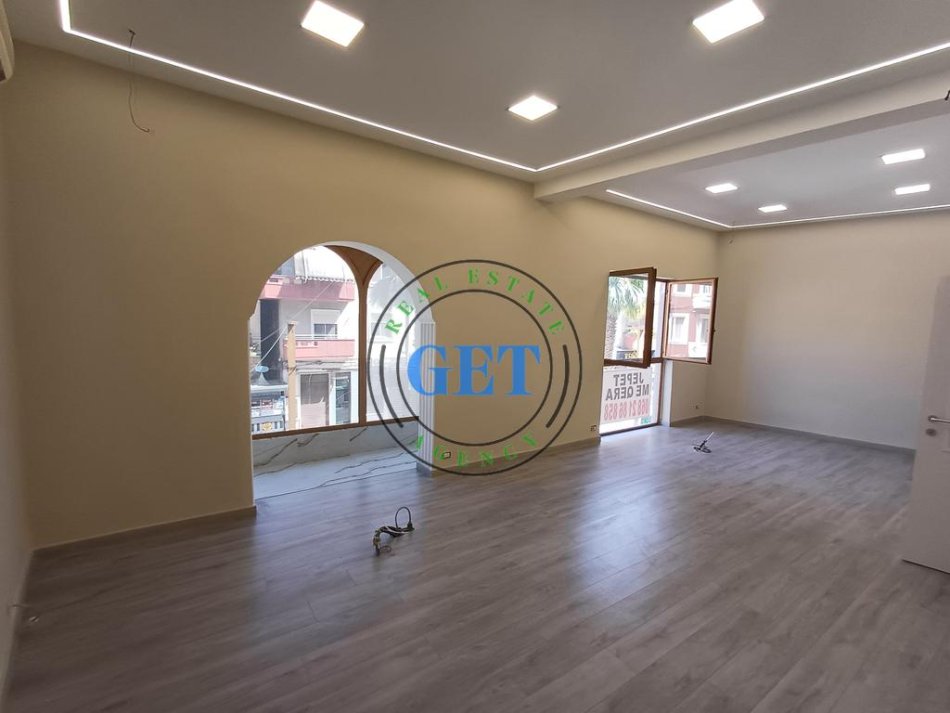 Durres, jepet me qera zyre Kati 2, 100 m² 1.000 € (Bulevardi Kryesor)