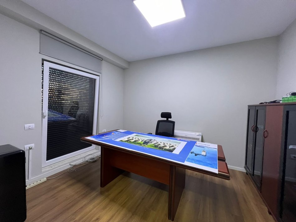 Tirane, jepet me qera ambjent biznesi Kati 1, 107 m² 750 € (ish hipoteka)