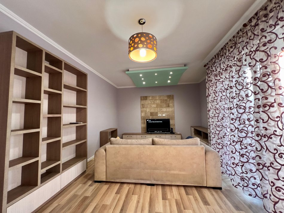 Tirane, jepet me qera apartament 1+1+Ballkon Kati 6, 76 m² 600 € (pazari i ri)