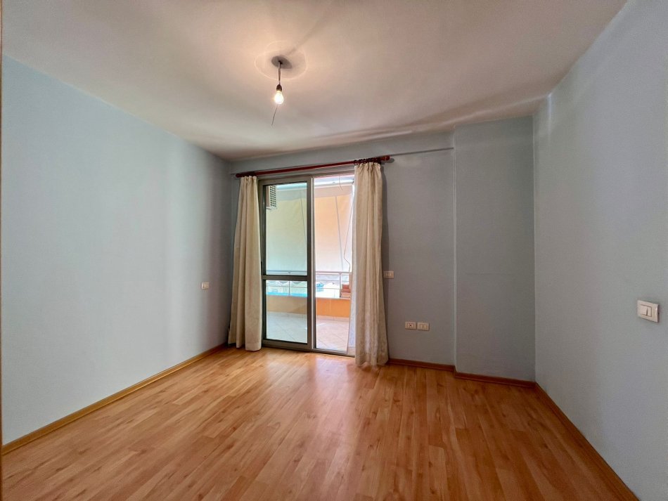 Tirane, jepet me qera apartament 2+1 , 108 m² 700 € (Pazari i ri)