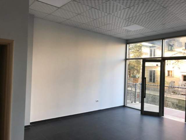 Tirane, jepet me qera ambjent biznesi Kati 0, 40 m² 260 Euro (Tower Brigde)