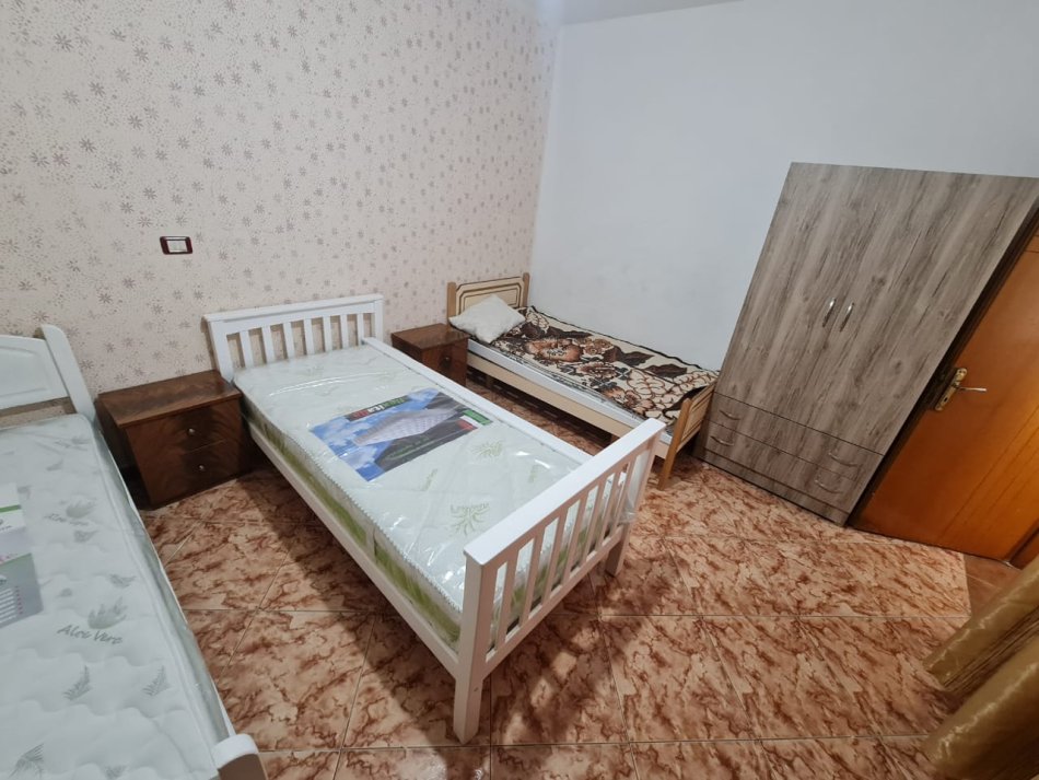 Tirane, jepet me qera apartament 1+1 , 50 m² 330 € (QSUT)