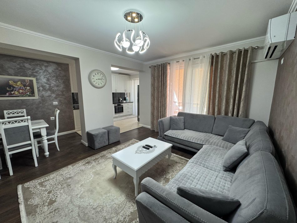 Tirane, jepet me qera apartament 2+1 , 1.000 m² 1.000 € (selvia)