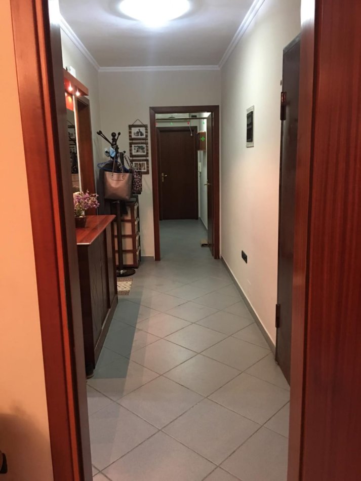 Tirane, jepet me qera apartament 1+1 Kati 3, 100 m² 500 € (rruga kongresi i tiranes)