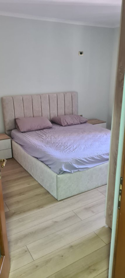 Tirane, jepet me qera apartament 1+1+Ballkon Kati 3, 65 m² 350 € (Ali Demi ,prane azilit te pleqeve)