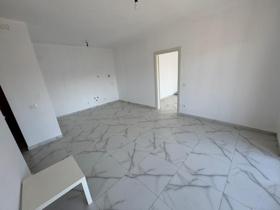 Tirane, jepet me qera zyre Kati 3, 110 m² 700 € (myslym shyri)