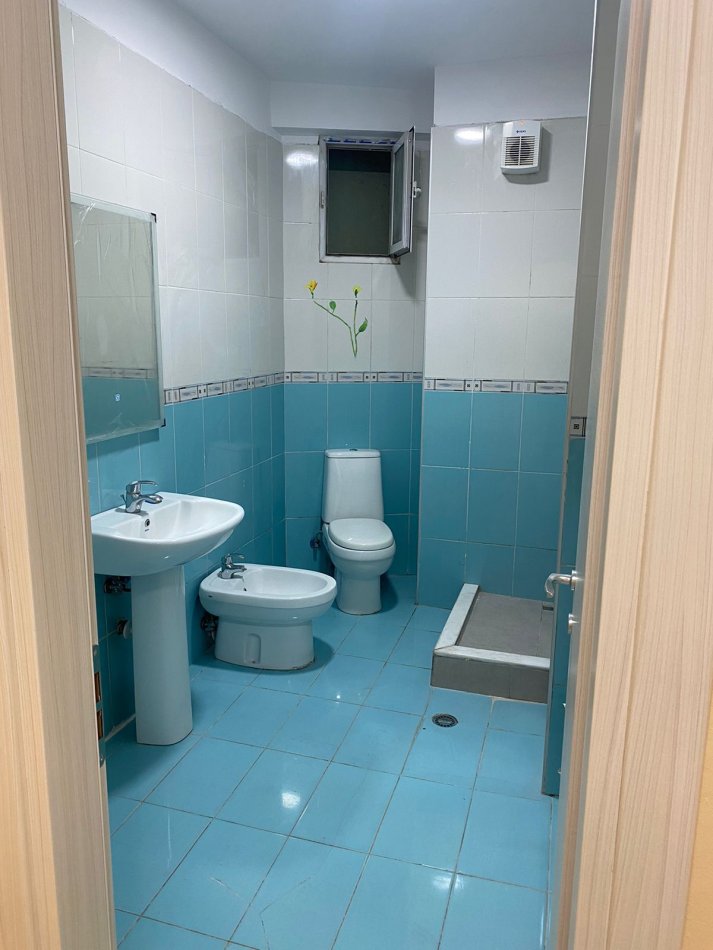 Tirane, jepet me qera zyre Kati 2, 82 m² 700 € (Selvia)