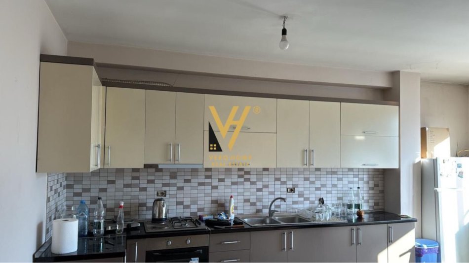 Tirane, jepet me qera apartament 3+1+Ballkon Kati 8, 130 m² 700 € (RRUGA E KAVAJES)