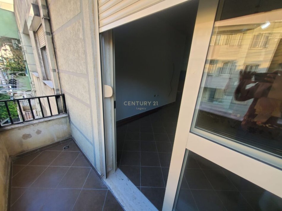 Tirane, jepet me qera apartament 2+1+Ballkon Kati 6, 85 m² 400 € (Apartament 2+1 për Qira në Fresku,)
