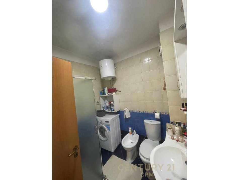 Tirane, shitet apartament 1+1+Ballkon Kati 15, 157.000 € (ne qender te Tiranes, tek 9 kateshet, pallat me ashensor)