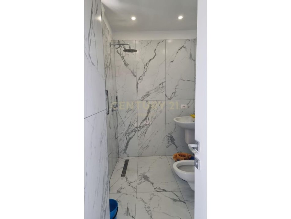 Apartament 1+1 për Qira në Rrugën Ferit Xhajko, Tiranë - 600€ | 90 m²