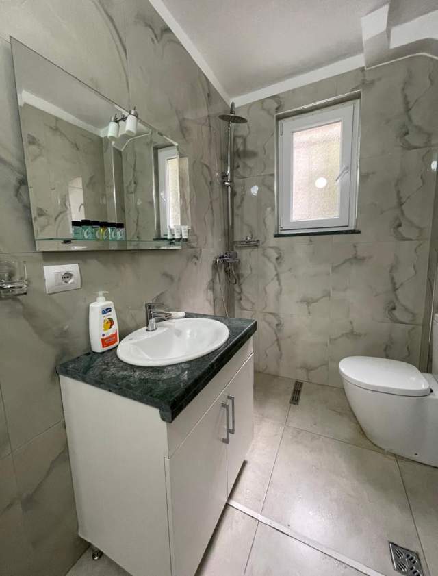 Tirane, jepet me qera apartament 1+1+BLK Kati 1, 70 m² 480 Euro (Sheshi Wilson)