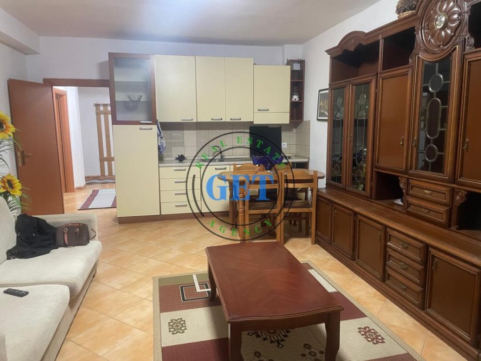 Durres, jepet me qera apartament 1+1 Kati 3, 90 m² 400 € (Pallati i Sporteve,Durres)