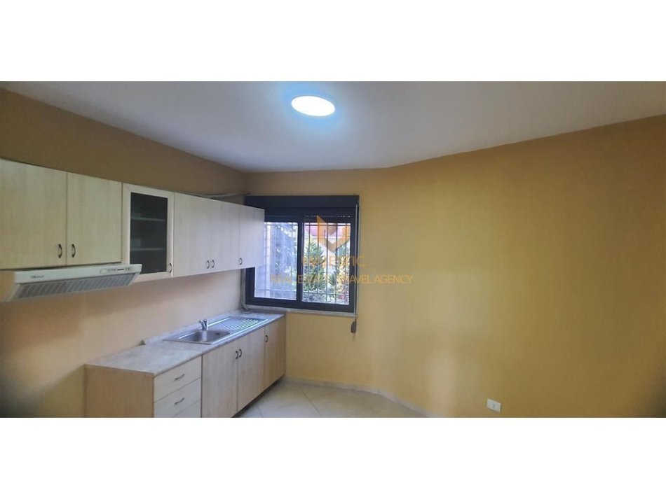 Tirane, jepet me qera zyre Kati 3, 160 m² 1.100 € (rruga kavajes)