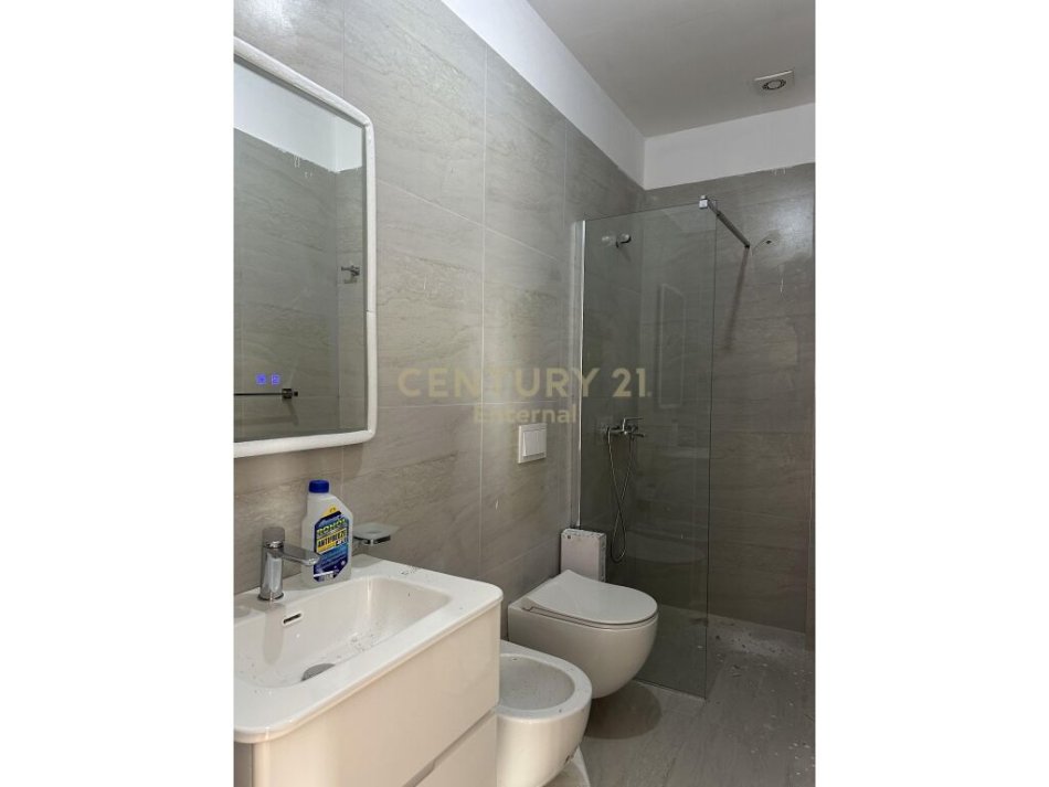 Tirane, jepet me qera apartament 2+1 Kati 8, 120 m² 800 € (ekavajes)
