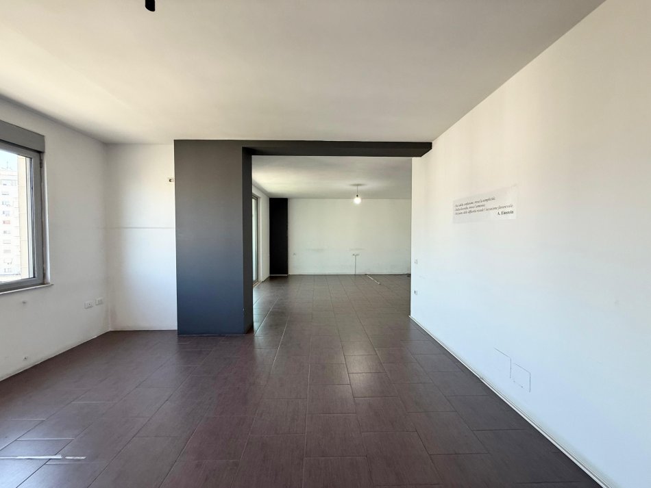 Tirane, jepet me qera zyre Kati 6, 116 m² 700 € (Zogu i Zi)