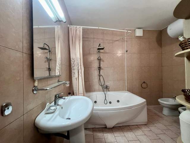 Tirane, jepet me qera apartament 2+1 Kati 8, 125 m² 550 Euro (liqeniartificial)