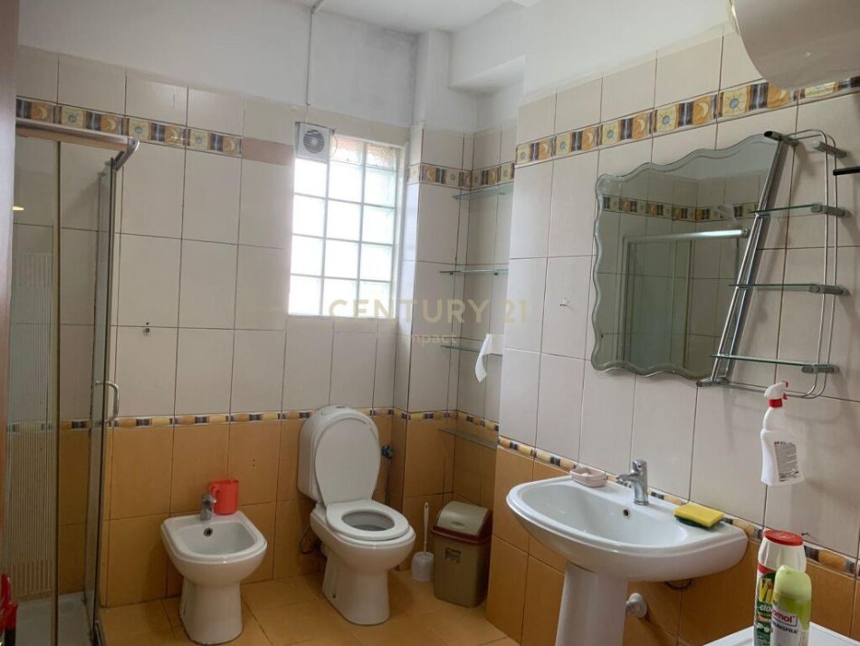 Jepet me qira apartament 2+1 pranë rruges se Dibrës dhe Restorant Durresit!