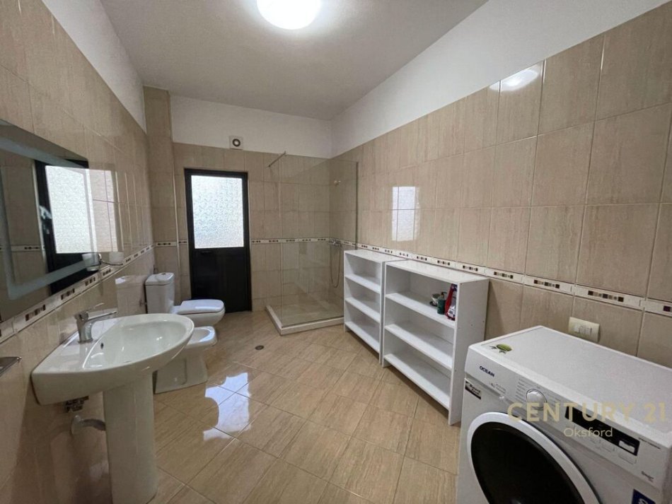 Tirane, jepet me qera apartament 3+1+Aneks+Ballkon , 228 m² 500 € (Sauk)