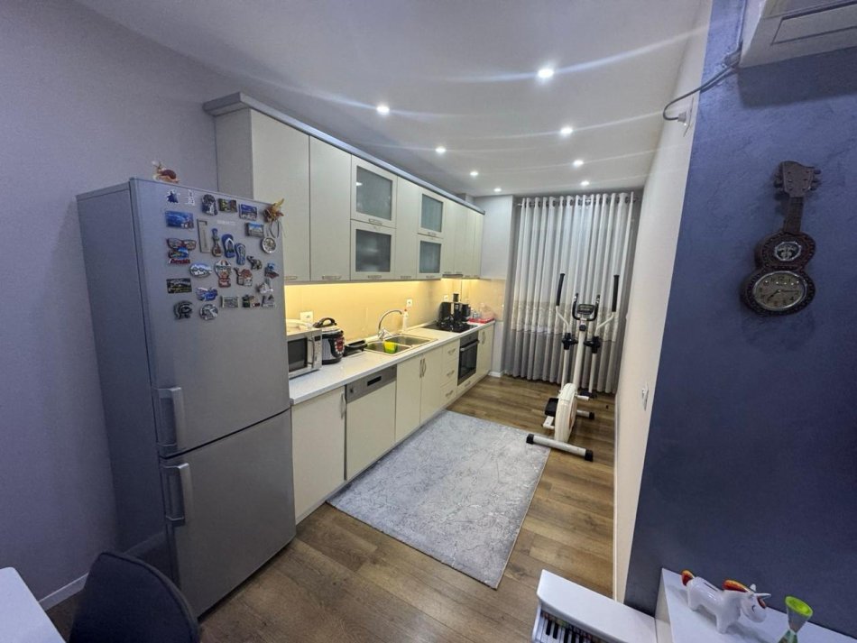 Tirane, jepet me qera apartament 2+1+Ballkon Kati 2, 93 m² 450 € (Rruga Besim alla , prane pallateve cabej)