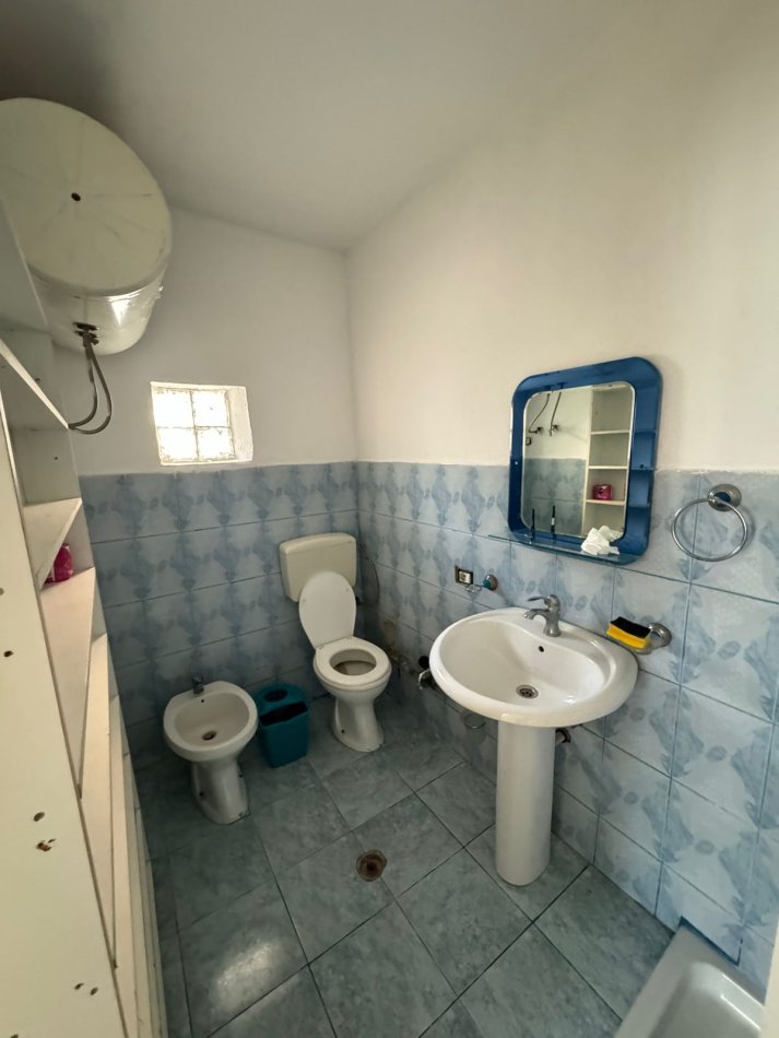 Tirane, jepet me qera ambjent biznesi Kati 1, 40 m² 500 € (QSUT)