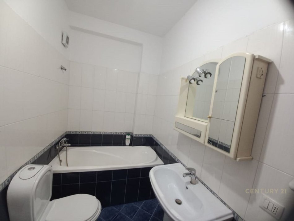 Tirane, shitet Kati 2, 95 m² 183.000 € (shiten 2 garsoniere se bashku, Rruga e Durresit)