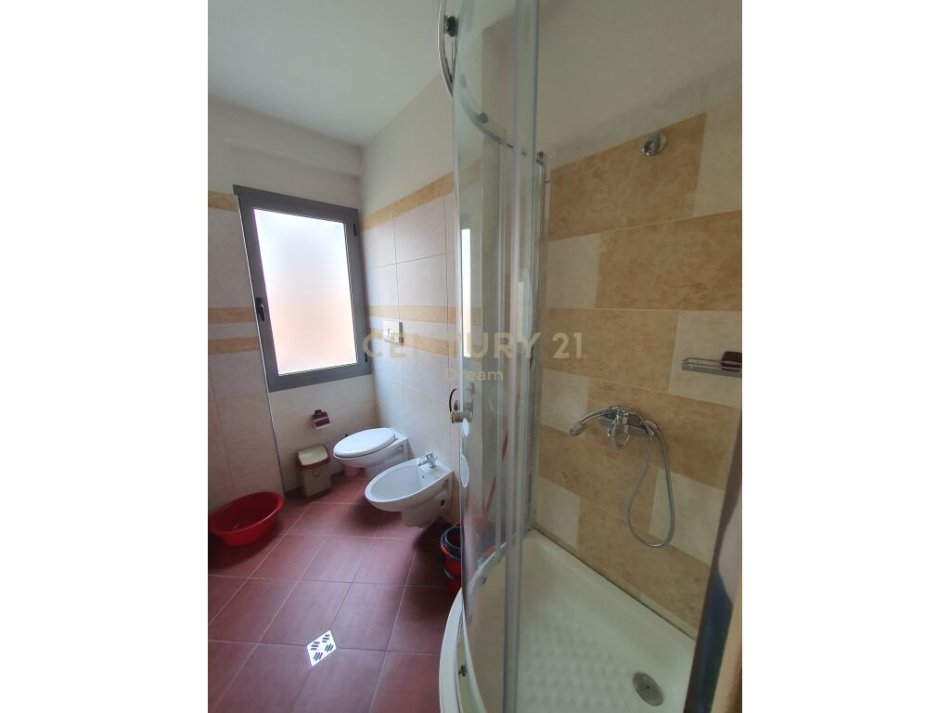 Tirane, jepet me qera apartament 2+1+Ballkon Kati 2, 93 m² 550 € (prane zones se Oxhakut.)
