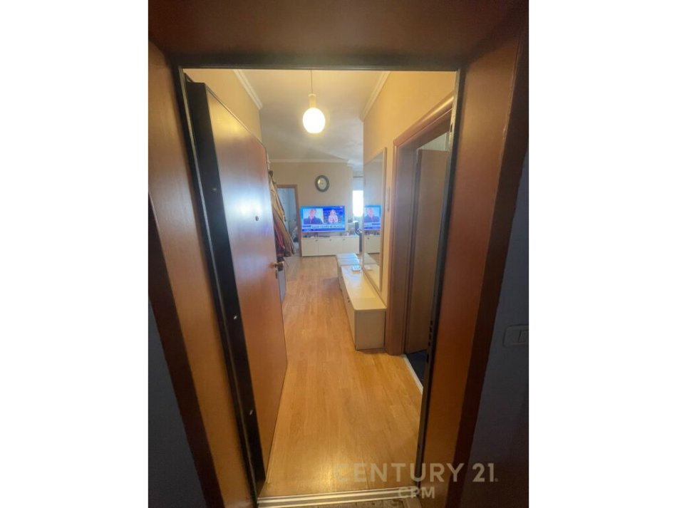 Tirane, shitet apartament 1+1+Ballkon Kati 15, 157.000 € (ne qender te Tiranes, tek 9 kateshet, pallat me ashensor)