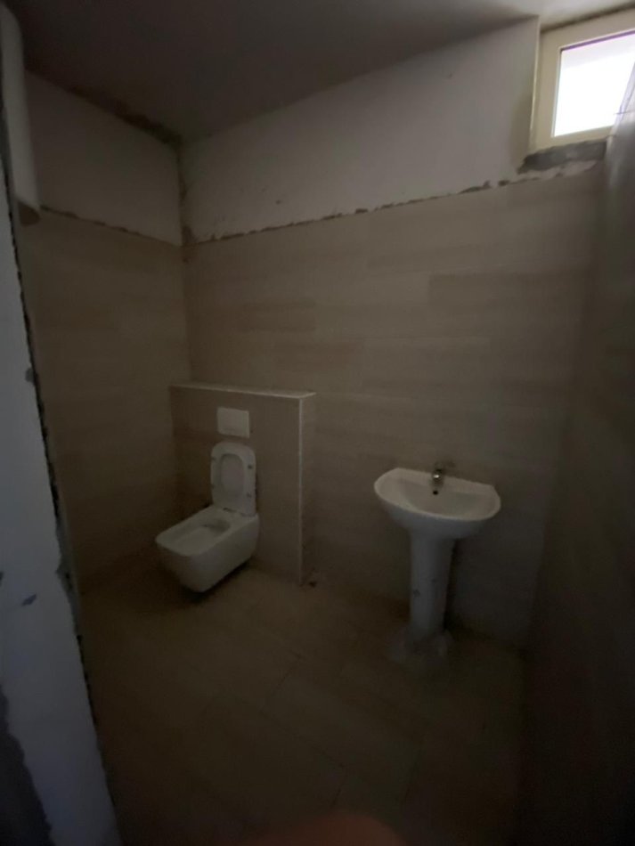 Durres, jepet me qera magazine Kati -1, 53 m² 260.000 € (Lagja 13, Durres)