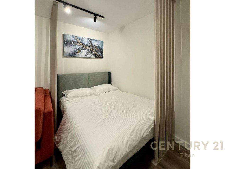 Shitet apartament 1+1 dhe 1 garsoniere shume pranë Qendrës.