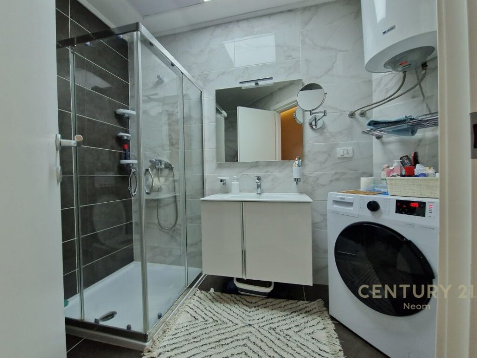Tirane, jepet me qera apartament 3+1 Kati 3, 119 m² 800 € (Ndre Mjeda, 21 Dhjetori)