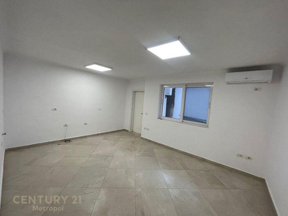 Tirane, jepet me qera ambjent biznesi Kati 1, 120 m² 600 € (qender)