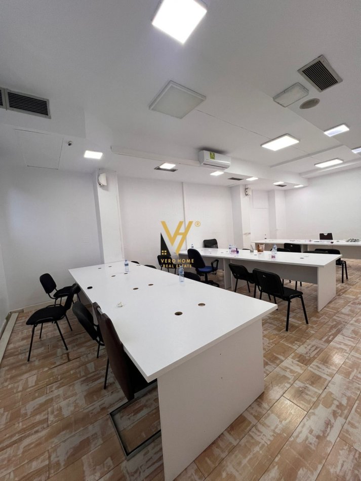 Tirane, jepet me qera zyre Kati 0, 200 m² 2.500 € (SELVIA)