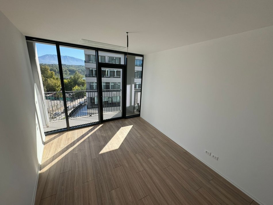 Tirane, jepet me qera apartament 3+1 Kati 3, 123 m² 1.400 € (liqeni i tiranes)