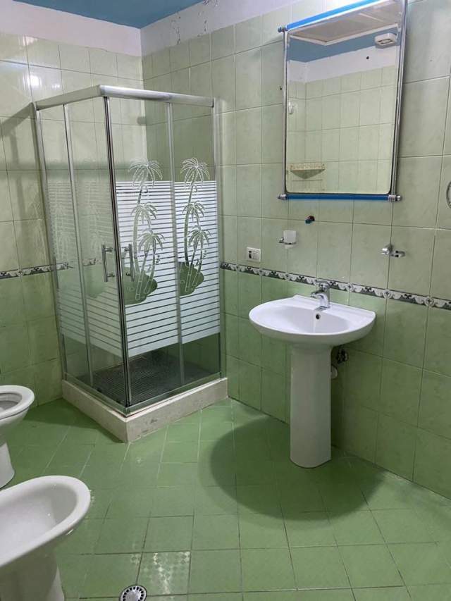 Tirane, jepet me qera apartament 1+1 Kati 3, 90 m² 350 Euro (Kavajes)